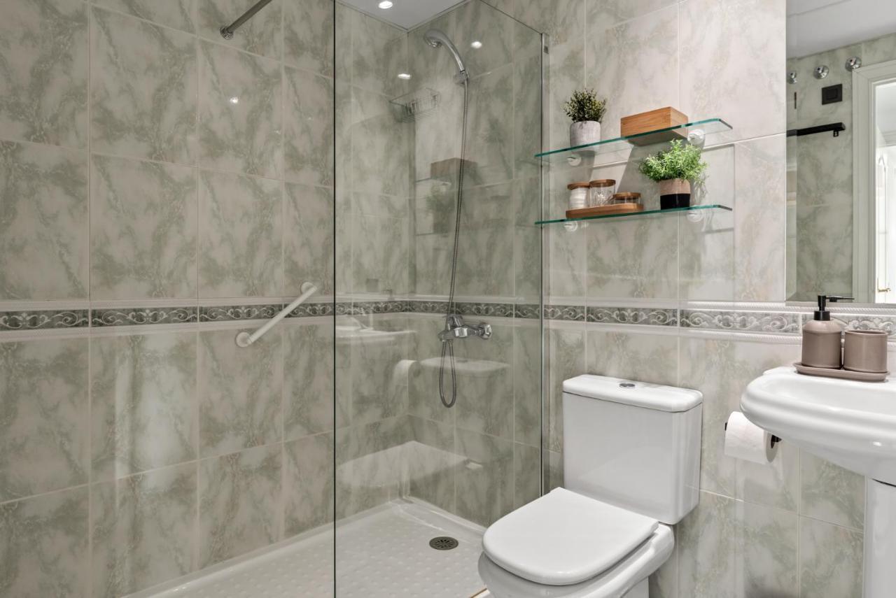 Modern Apartment - 2 Bedrooms, Beachside - Puerto Banus Marbella Ngoại thất bức ảnh